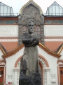Socha P. M. Tretiakova pred priečelím Tretiakovskej galérie v Moskve