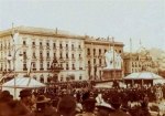 Vzácna fotografia, ktorá zachytáva slávnostné odhalenie sochy Márie Terézie v roku 1897 na mieste, kde predtým stál korunovačný pahorok.